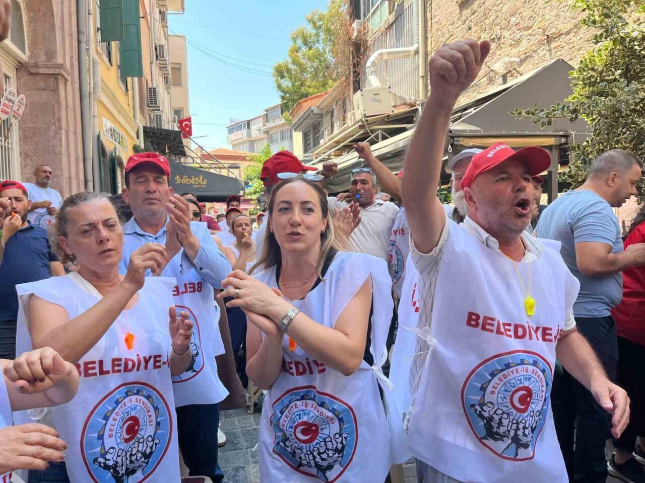 İzmir Büyükşehir Belediyesi’nden çıkarılan yüzlerce işçi, sendikalarıyla birlikte belediye binası