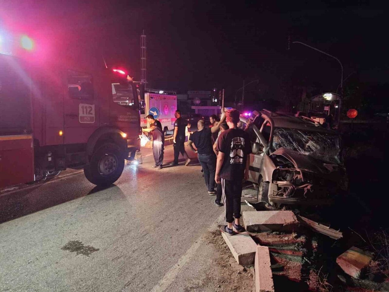 İzmir’in Foça ilçesinde kamyonet ile otomobilin karıştığı kazada, 2’si ağır