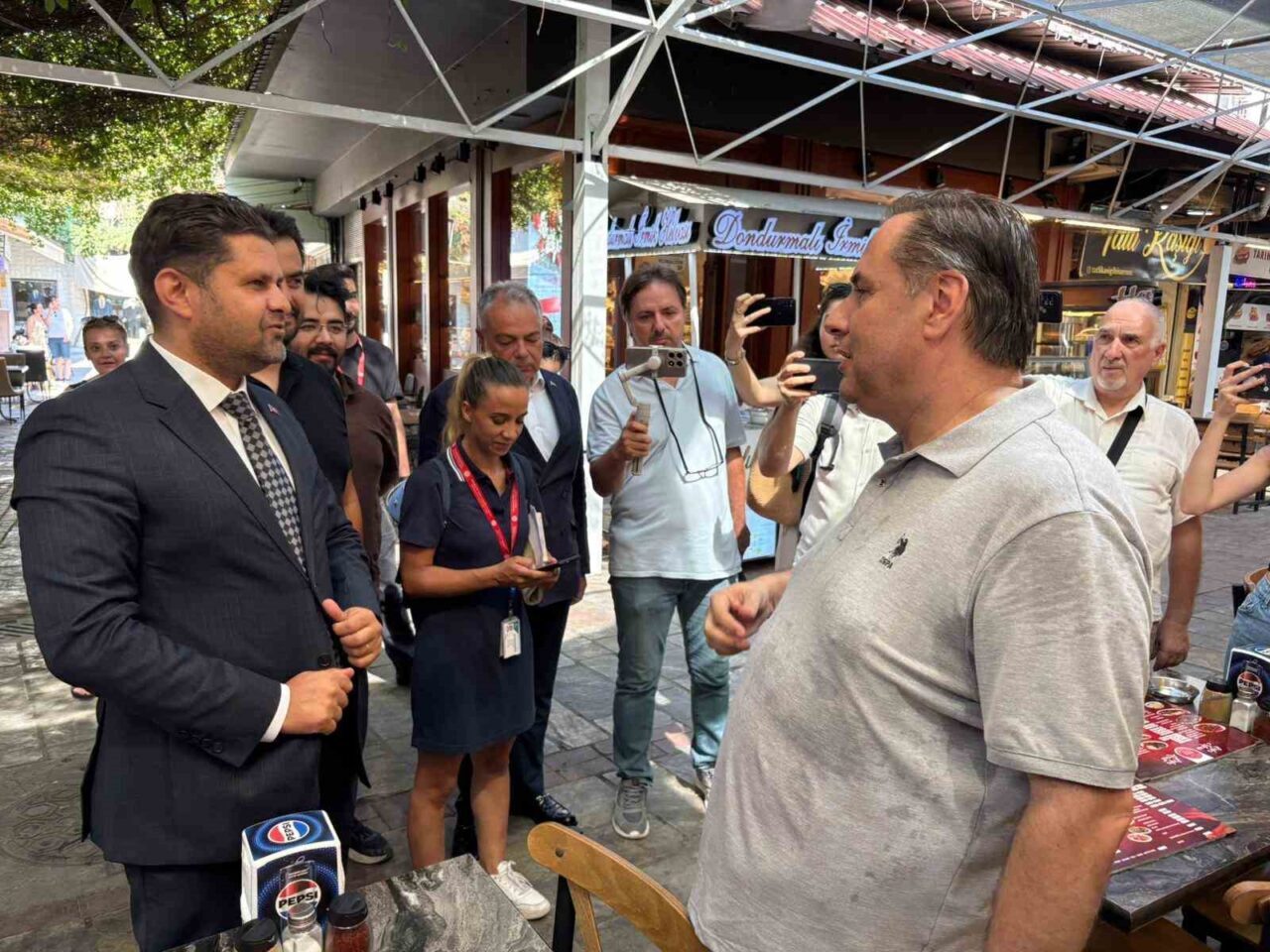İzmir’de kafe ve restoranlarda eş zamanlı yapılan sigara kontrollerinde 136