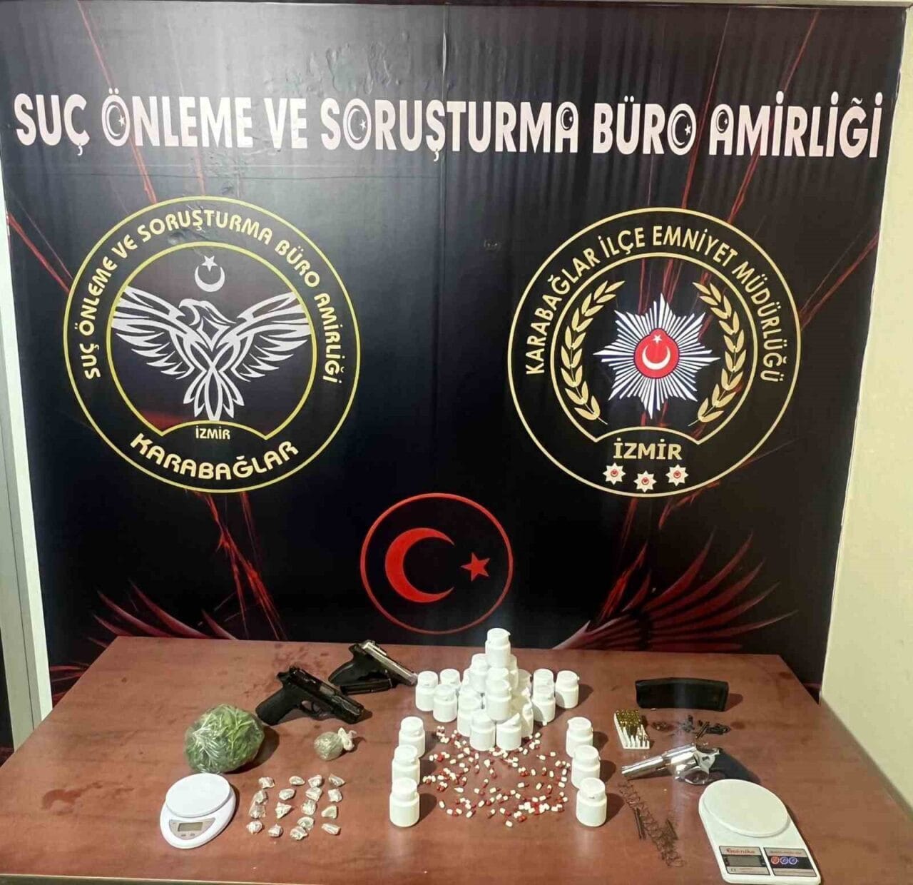 İzmir’in Karabağlar ilçesinde uyuşturucu madde ve silah ticareti yaptığı belirlenen