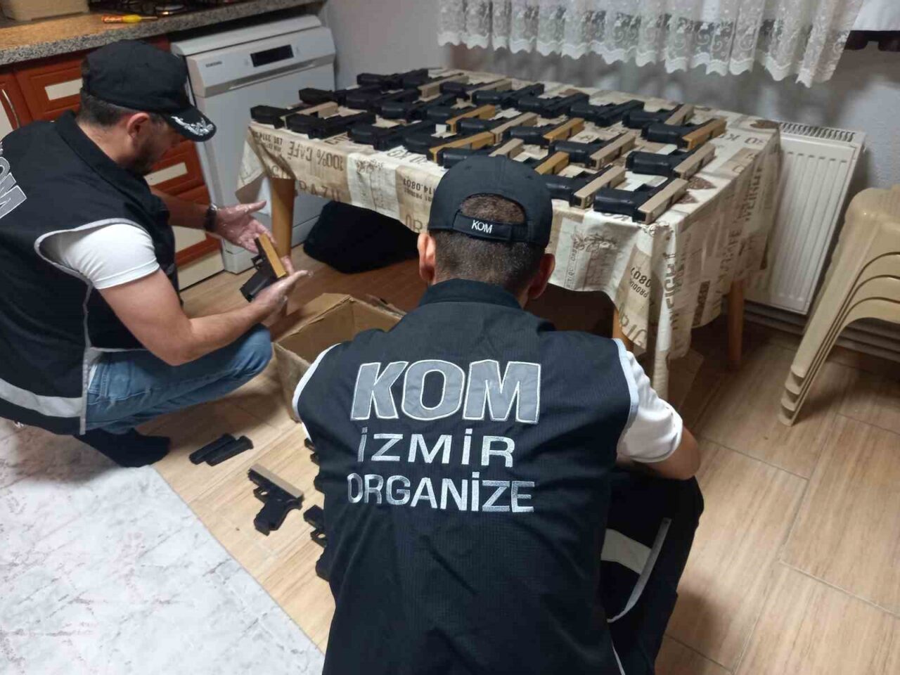 İzmir’de yasa dışı silah imalatı ve ticareti yapan organize suç