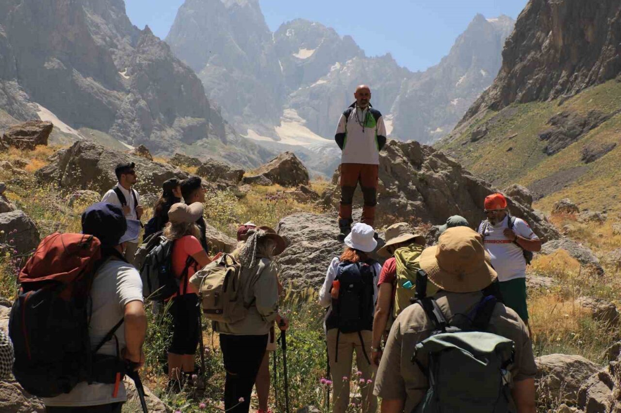 İzmir Trekking Kulübü üyesi ve Gençlik ve Spor Bakanlığına bağlı