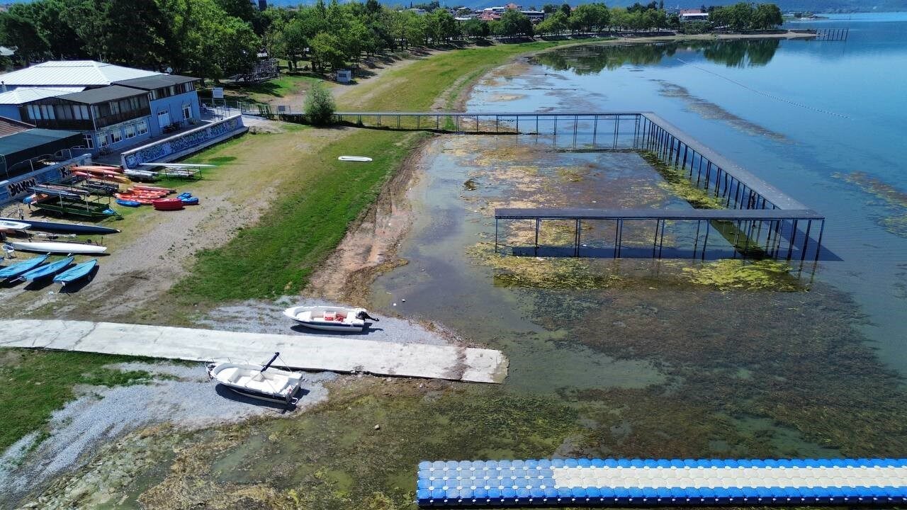 Bursa’nın İznik ilçesinde yaşanan kuraklık, gölün suyunu korkutucu seviyeye düşürdü.