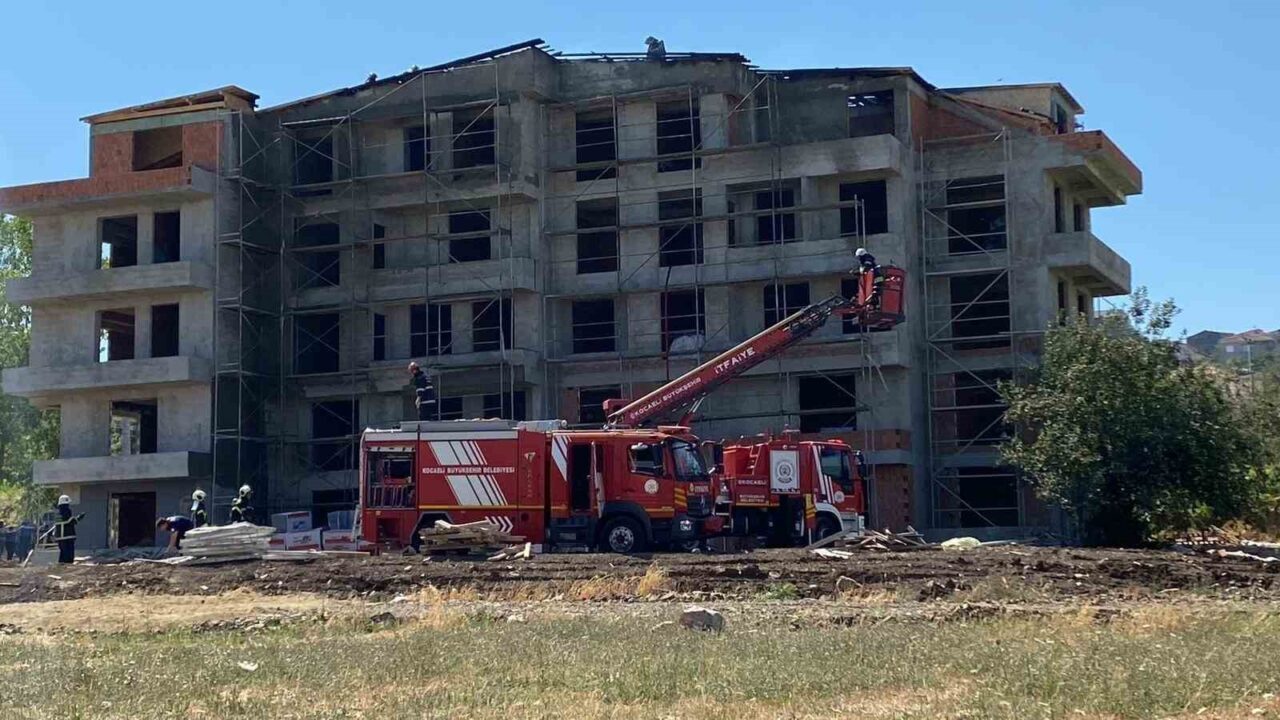 Kocaeli’nin Başiskele ilçesinde 5 katlı binanın çatısında izolasyon çalışması sırasında
