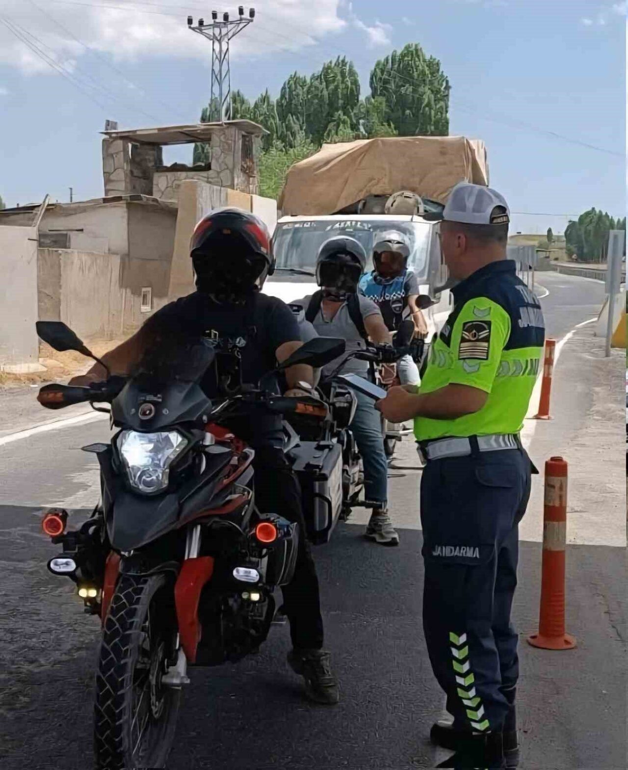 Ağrı İl Jandarma Komutanlığınca gerçekleştirilen trafik kontrol ve denetimlerinde bin