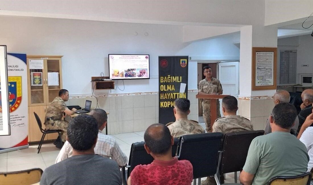 Erzincan İl Jandarma Komutanlığı ekipleri köylerde bilgilendirme çalışmalarını sürdürüyor. Erzincanlı