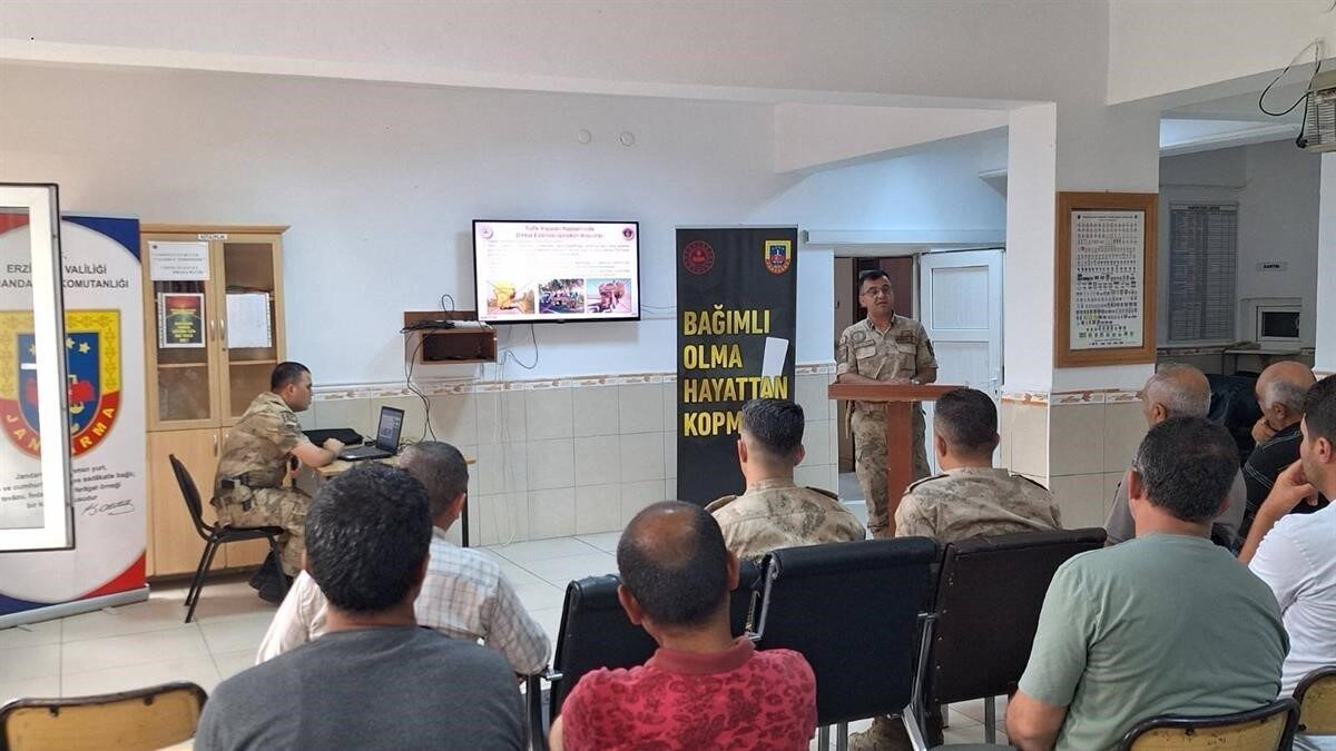 Erzincan İl Jandarma Komutanlığı ekipleri köylerde bilgilendirme çalışmalarını sürdürüyor. Erzincanlı