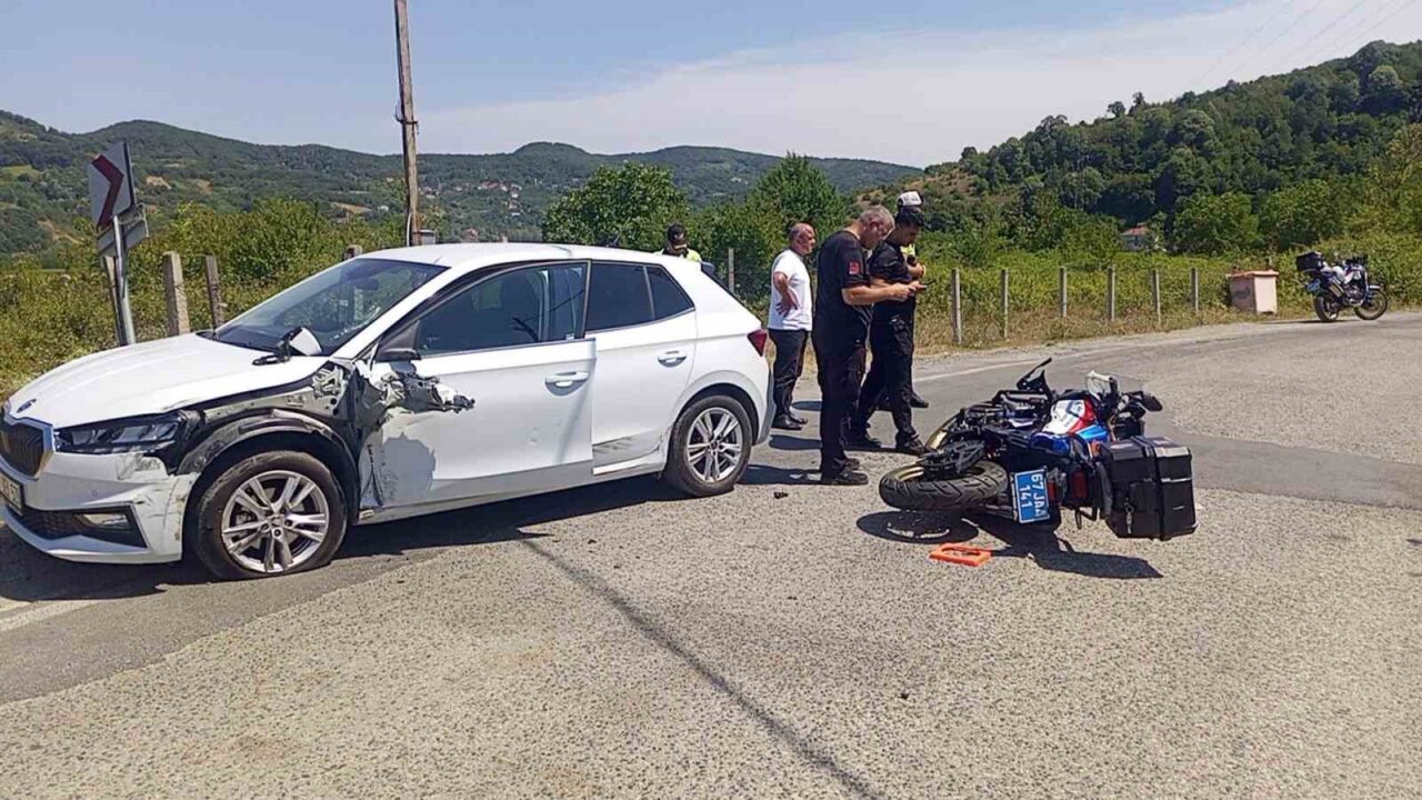 Zonguldak’ın Çaycuma ilçesinde jandarmaya ait motosikletle otomobilin çarpışması sonucu meydana