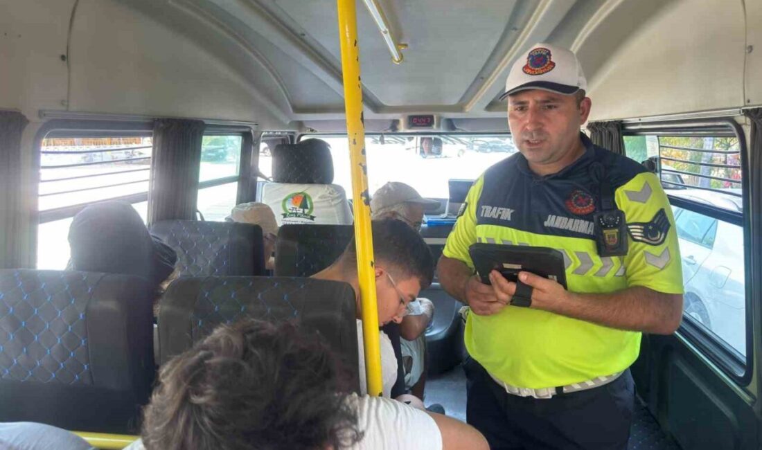 Aydın’ın Kuşadası ilçesinde yolcu taşıyan minibüslerde jandarma tarafından sivil denetimler