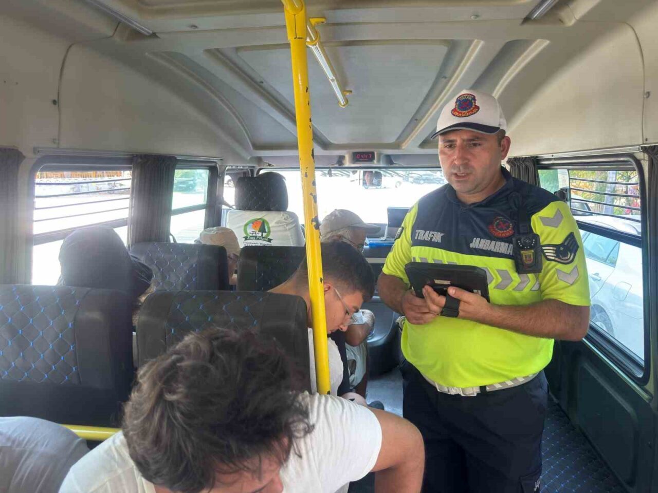 Aydın’ın Kuşadası ilçesinde yolcu taşıyan minibüslerde jandarma tarafından sivil denetimler