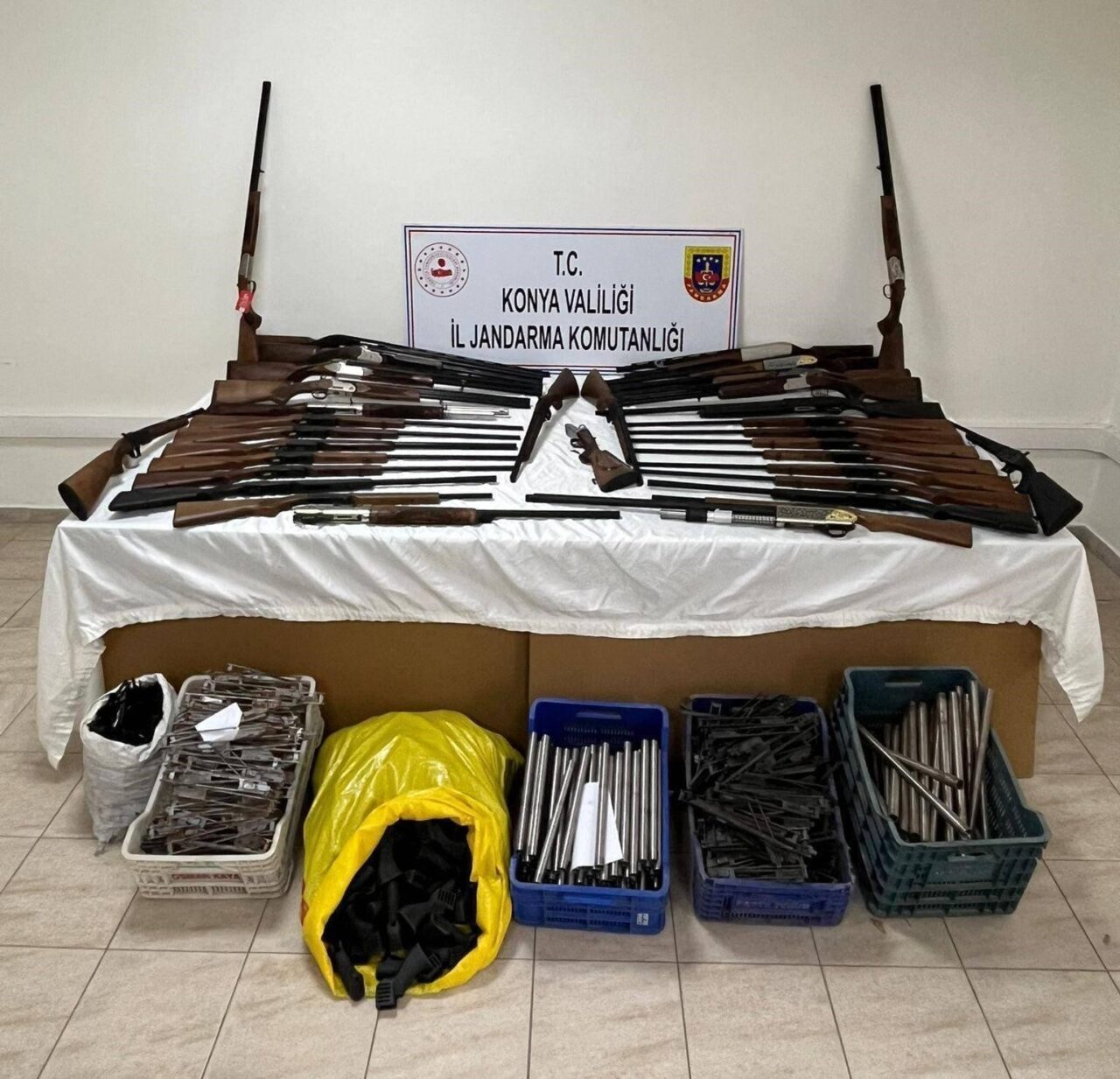 Konya’nın Beyşehir ilçesinde jandarma ekiplerince düzenlenen 2 farklı operasyonda çok