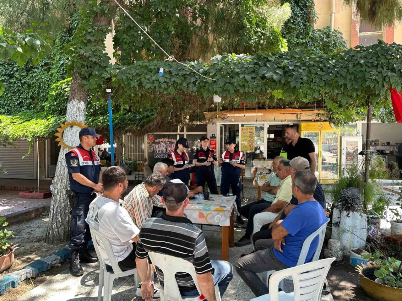 Aydın’ın Koçarlı ilçesinde jandarma ekipleri tarafından vatandaşlara orman yangınları başta