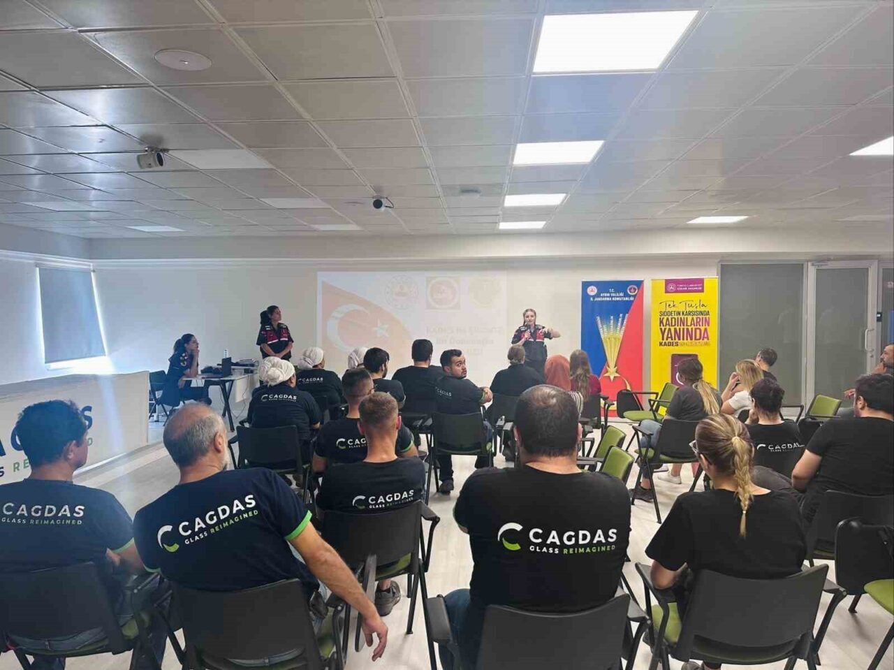 Aydın’ın Kuyucak ilçesindeki bir fabrikada çalışan işçilere jandarma ekipleri tarafından