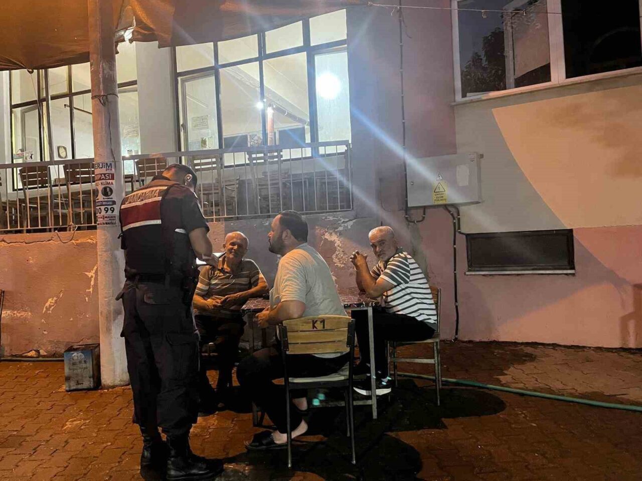 Aydın’ın Sultanhisar ilçesinde jandarma ekipleri tarafından sıcak nokta uygulaması gerçekleştirildi.