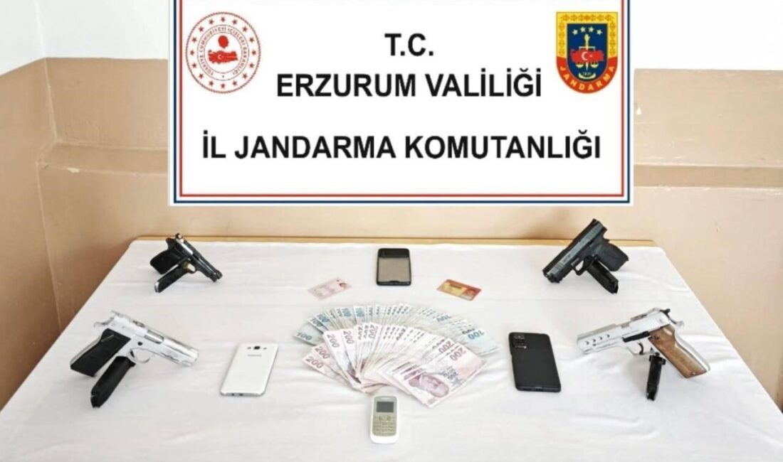 Erzurum’da jandarma ekipleri yaptıkları operasyonda dört adet tabanca ve bunlara