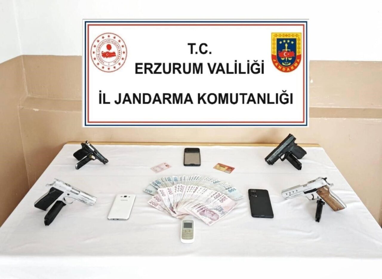 Erzurum’da jandarma ekipleri yaptıkları operasyonda dört adet tabanca ve bunlara