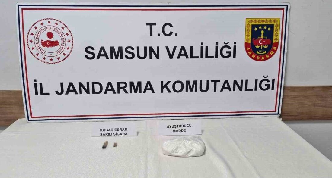 Samsun’da jandarmanın arama yaptığı araçta uyuşturucu madde ele geçirilirken, araçta