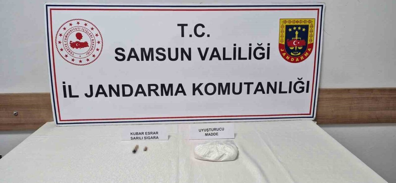 Samsun’da jandarmanın arama yaptığı araçta uyuşturucu madde ele geçirilirken, araçta
