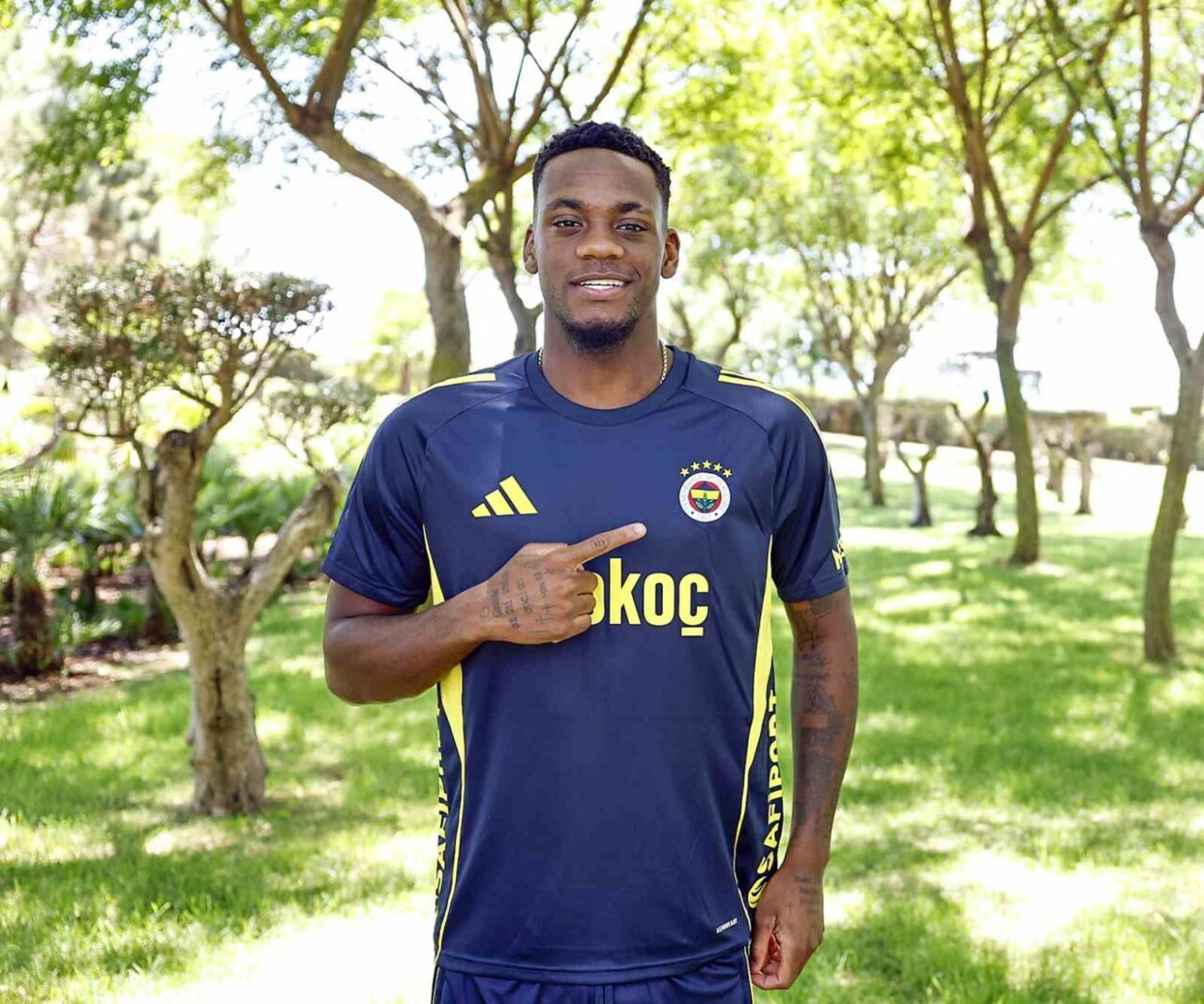 Fenerbahçe’nin yeni transferi Jhon Duran, sarı-lacivertli kulüpte olduğu için çok