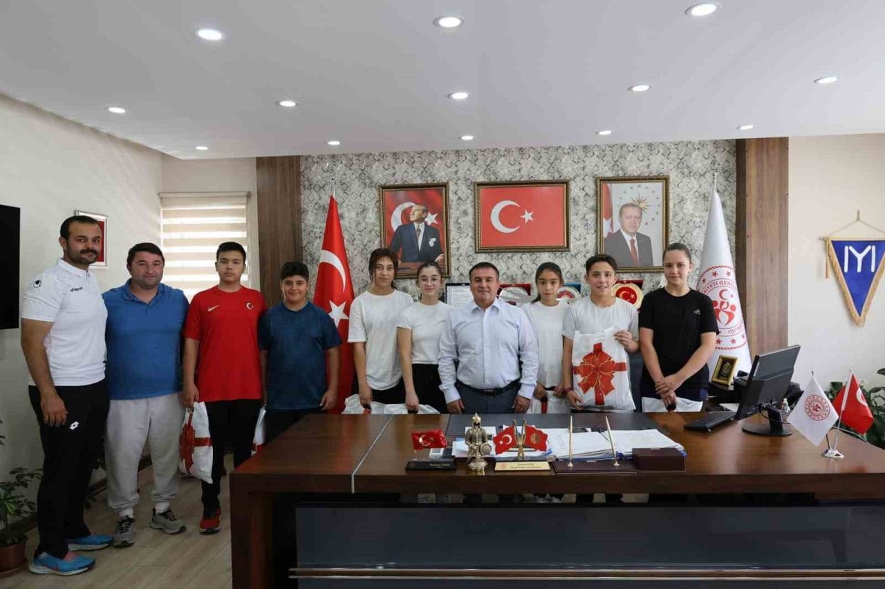 Ulusal ve yerel turnuvalarda elde ettikleri derecelerle adından söz ettiren