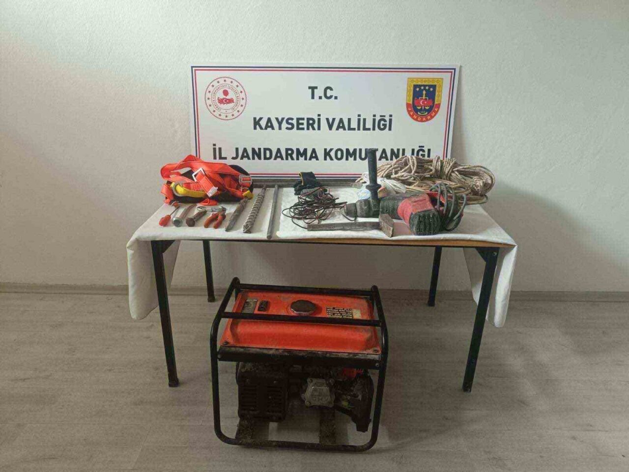 Kayseri İl Jandarma Komutanlığı ekiplerince Talas ilçesinde yapılan çalışmalarda kaçak