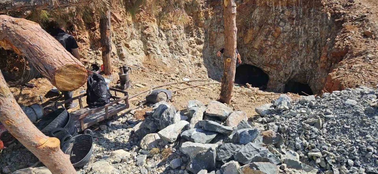 Gaziantep’te devlet arazisinde kaçak maden ocağı açarak krom madeni çıkardıkları