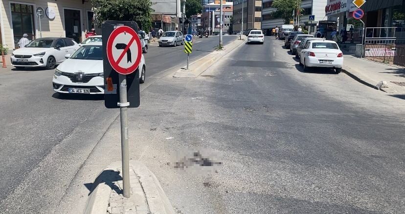 İstanbul’un Kadıköy ilçesinde kontrolden çıkan motosiklet, aydınlatma direğine çarparak savruldu.