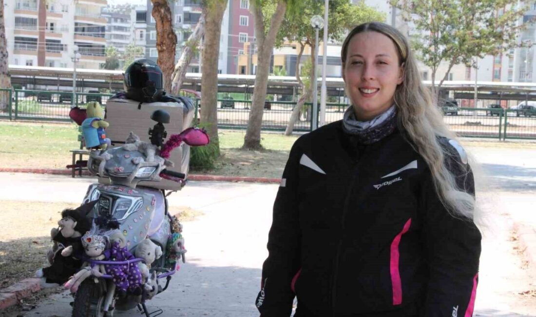 Mersin’de , motosikletini peluş oyuncak ve renkli aksesuarlarla süsleyen kadın