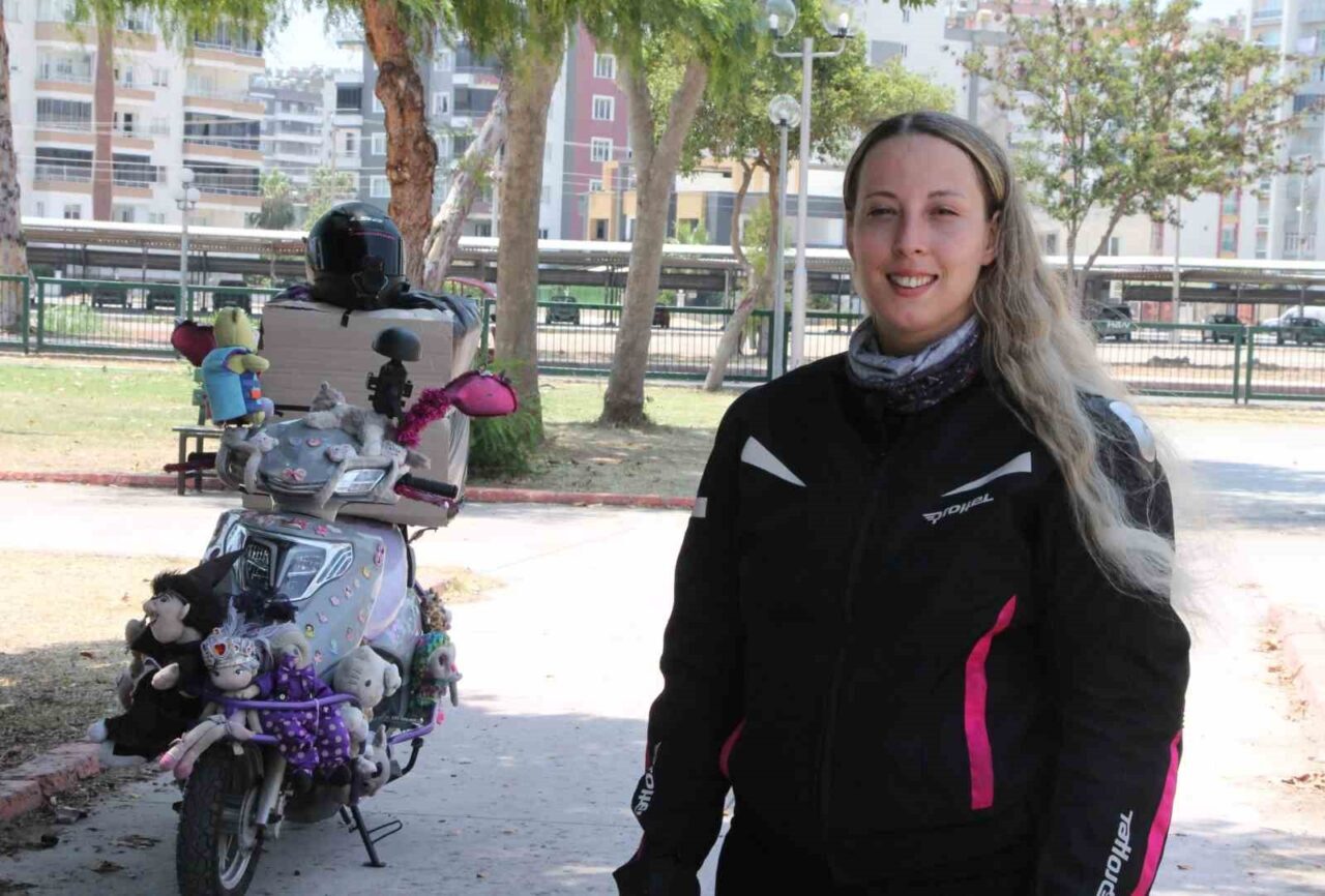 Mersin’de , motosikletini peluş oyuncak ve renkli aksesuarlarla süsleyen kadın