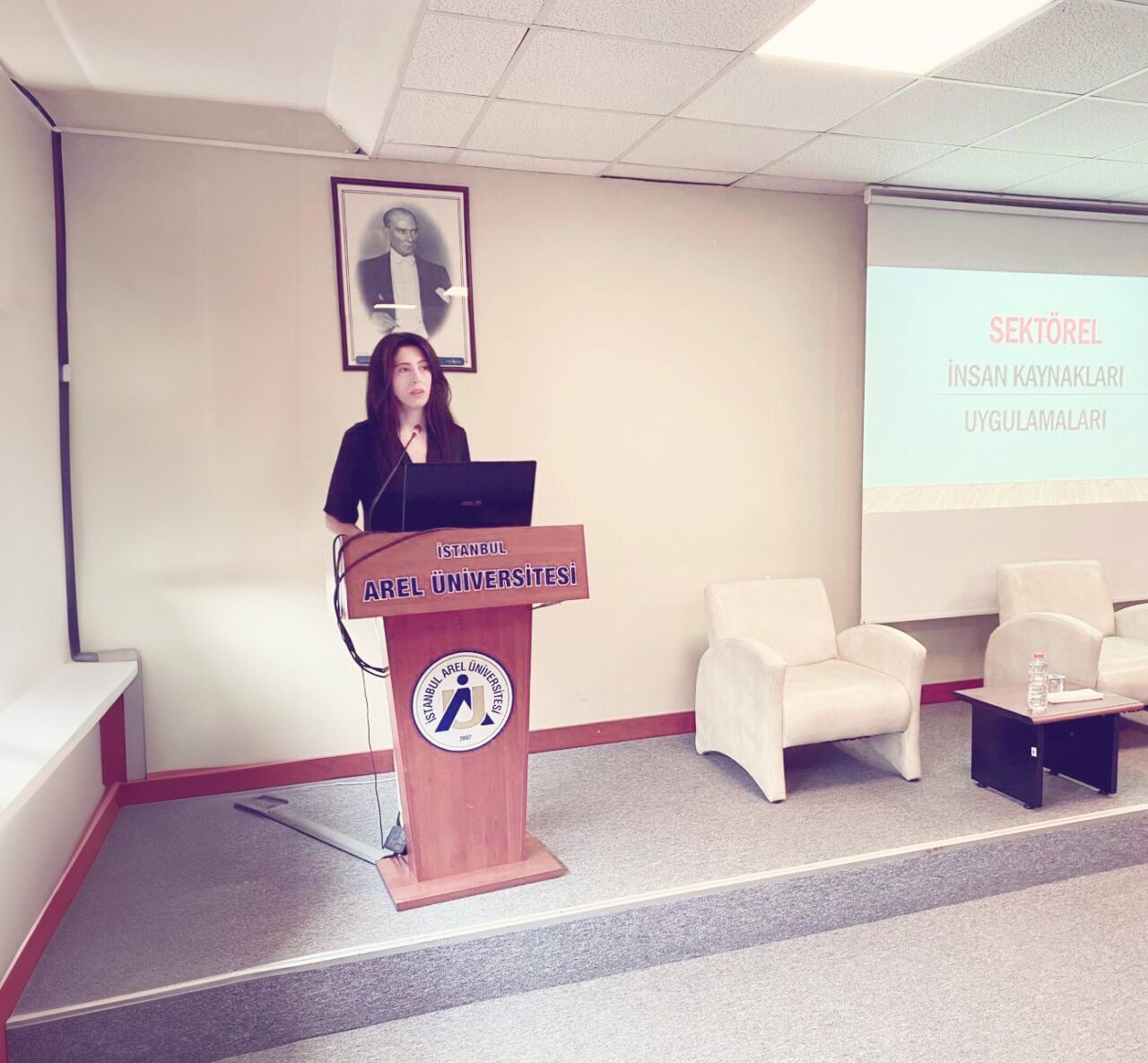 Kadınlar ülke nüfusunun neredeyse yarısını oluşturmasına rağmen iş gücüne bu