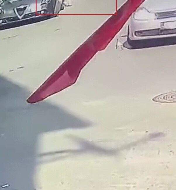 İstanbul’un Fatih ilçesinde aracını park eden bir kadın kolundaki altın