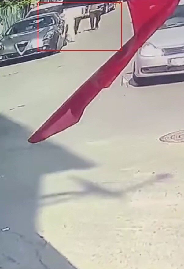 İstanbul’un Fatih ilçesinde aracını park eden bir kadın kolundaki altın