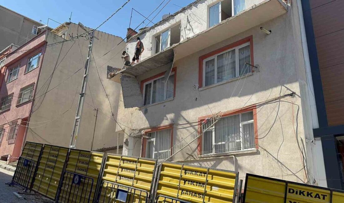 Kağıthane’de balkonu çöken 3 katlı bina, tedbir amaçlı tahliye edildi.