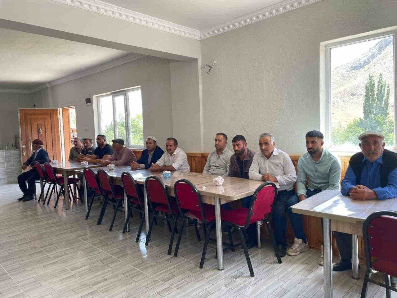 Kağızman’da uzun süredir aralarında husumet bulunan 2 aile, kaymakamın araya