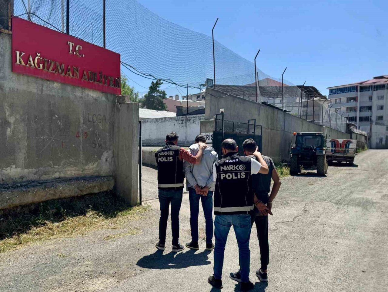 Kağızman’da uyuşturucu taciri 2 kişi tutuklandı. Kars Emniyet Müdürlüğü Narkotik