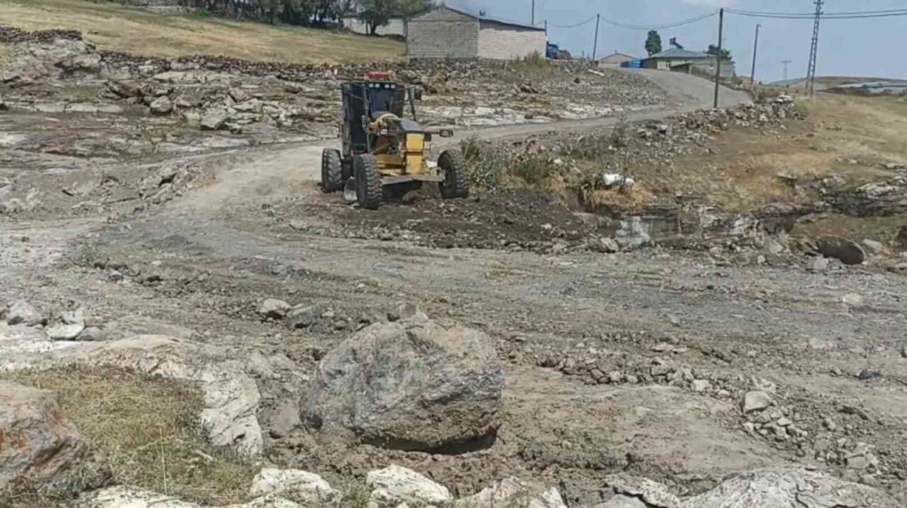 Kağızman’da sel afeti sonrasında yaralar sarılıyor. Ekipler, önce içme suyu