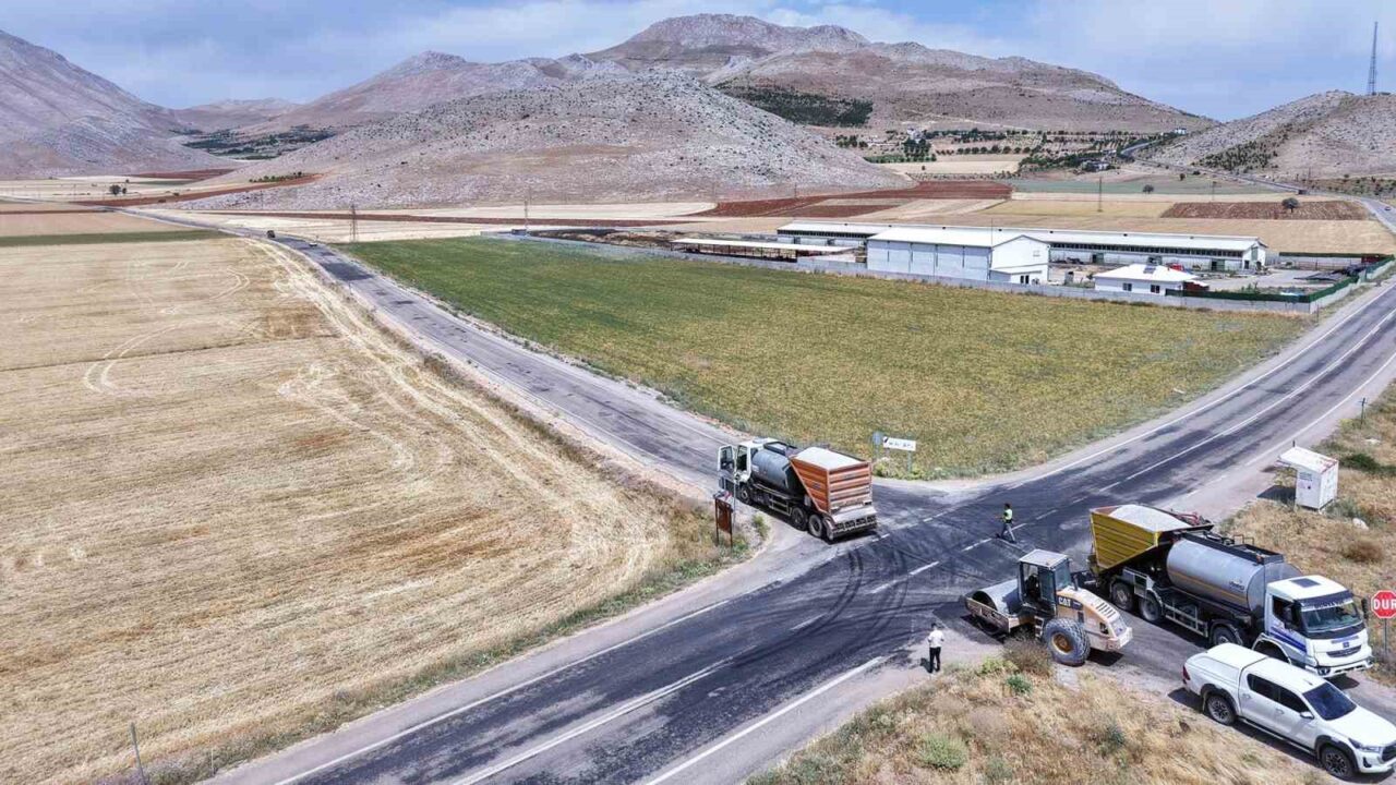 Kahramanmaraş Büyükşehir Belediyesi, Elbistan’ın kırsal mahallelerinden Güblüce’yi karayoluna bağlayan 3