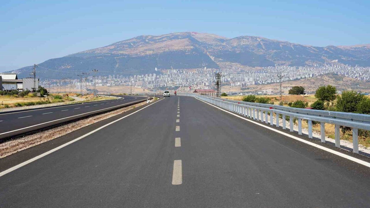 Kahramanmaraş Büyükşehir Belediyesi kırsal mahallelere yeni duble yol yaptı. Kahramanmaraş’ta