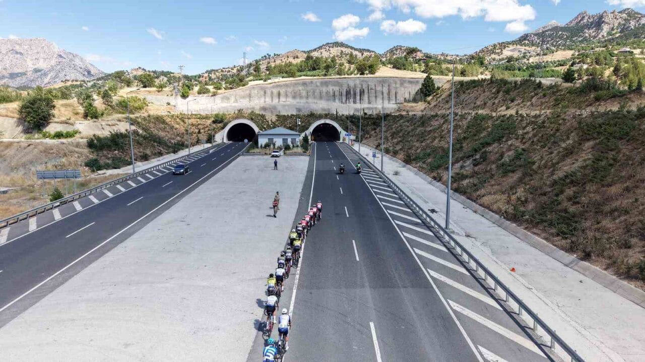 Kahramanmaraş Büyükşehir Belediyesi öncülüğünde düzenlenen 2. Uluslararası Kahramanmaraş Bisiklet Yarışması’nda