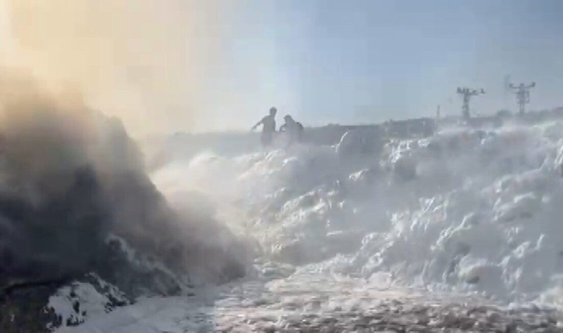 Kahramanmaraş’ta bir arazide çıkan yangında yaklaşık 300 ton saman zarar
