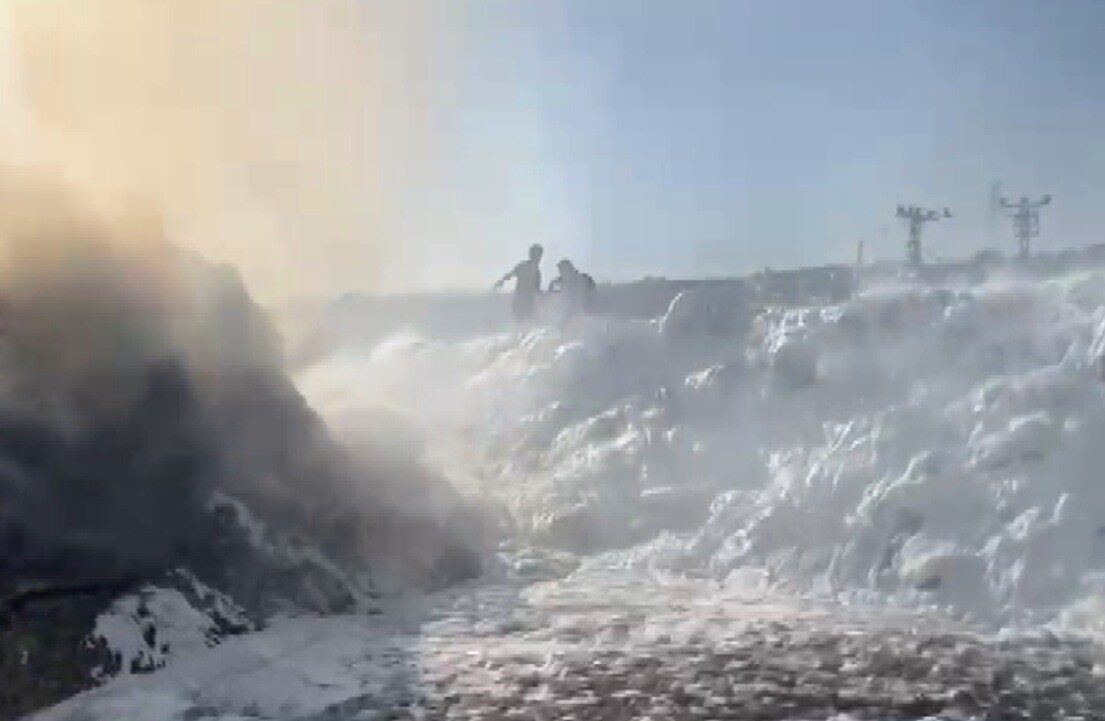 Kahramanmaraş’ta bir arazide çıkan yangında yaklaşık 300 ton saman zarar