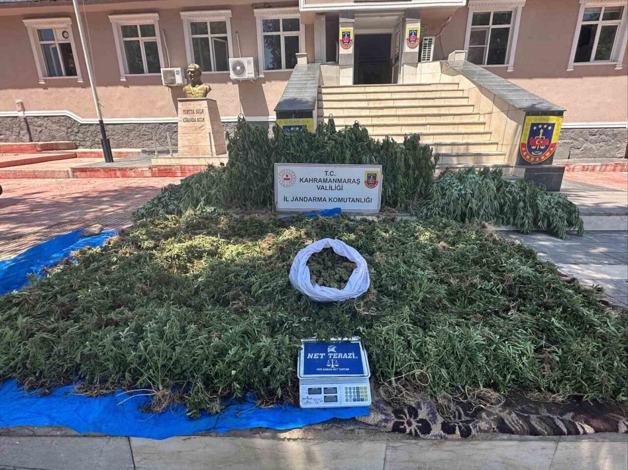Kahramanmaraş’ta düzenlenen uyuşturucu operasyonunda gözaltına alınan 4 kişi tutuklandı. Edinilen