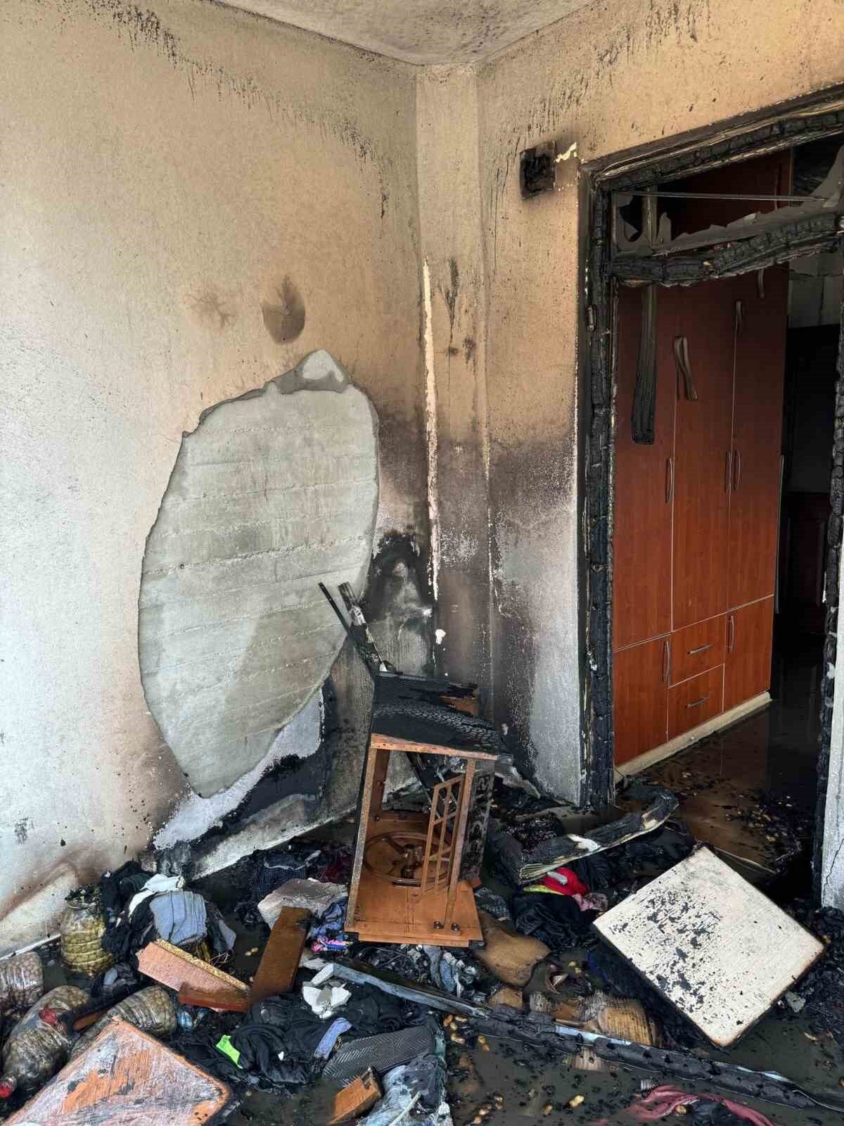 Kahramanmaraş’ta apartman dairesinde çıkan yangın itfaiye ekiplerince söndürüldü. Onikişubat ilçesi