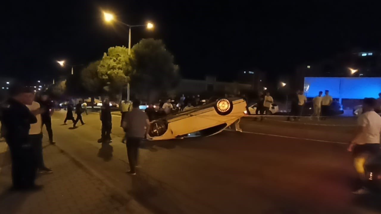 Kahramanmaraş’ta hafif ticari araçla çarpışan otomobilin takla atarak durabildiği kazada