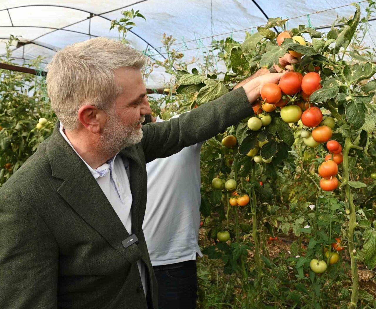 Üreticilerle bir araya gelen Kahramanmaraş Büyükşehir Belediye Başkanı Fırat Görgel,”Bereketli
