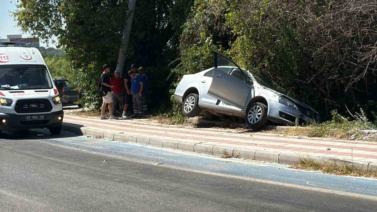Antalya’nın Manavgat ilçesinde meydana gelen trafik kazasında, sürücüsünün direksiyon hakimiyetini