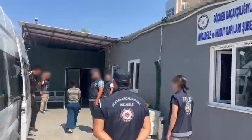 Denizli’de düzenlenen operasyonda otelde yakalanan 11 göçmen sınır dışı edilirken,