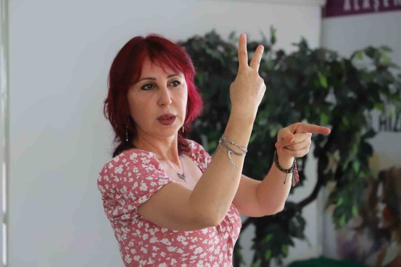 Manisa’nın Alaşehir ilçesinde kamuda işleri olan işitme engellilere daha iyi