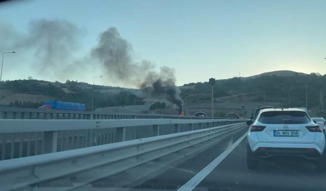 Kuzey Marmara Otoyolu Körfez geçişinde kamyon alev aldı. Trafikte uzun