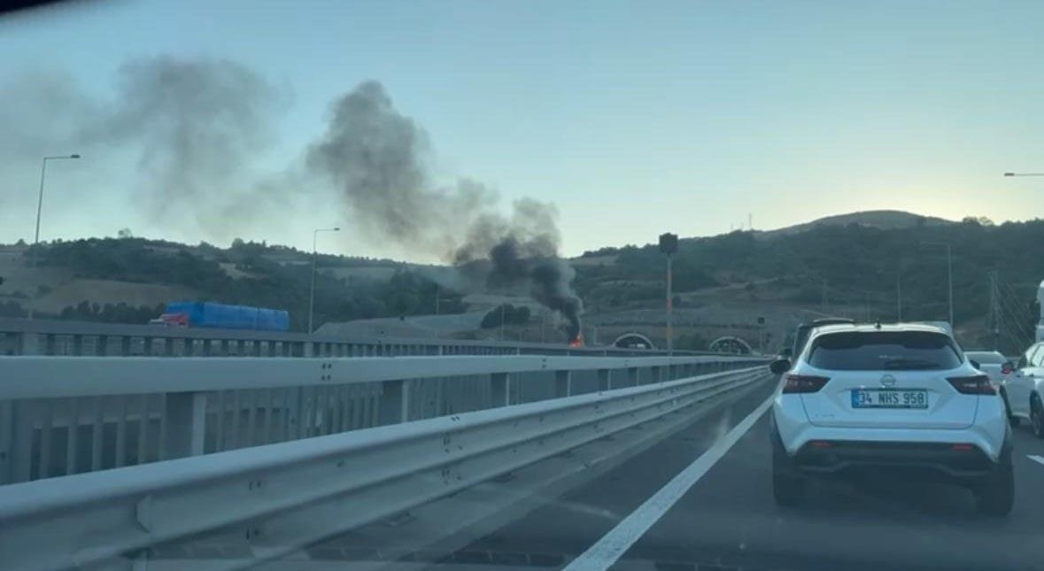 Kuzey Marmara Otoyolu Körfez geçişinde kamyon alev aldı. Trafikte uzun